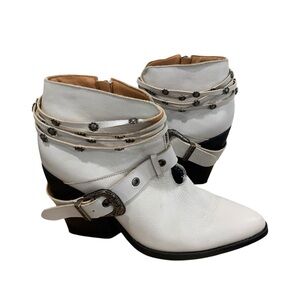 Dingo Born To Run White Leather Studded Harness Ankle Heeled Western Boots 10 M